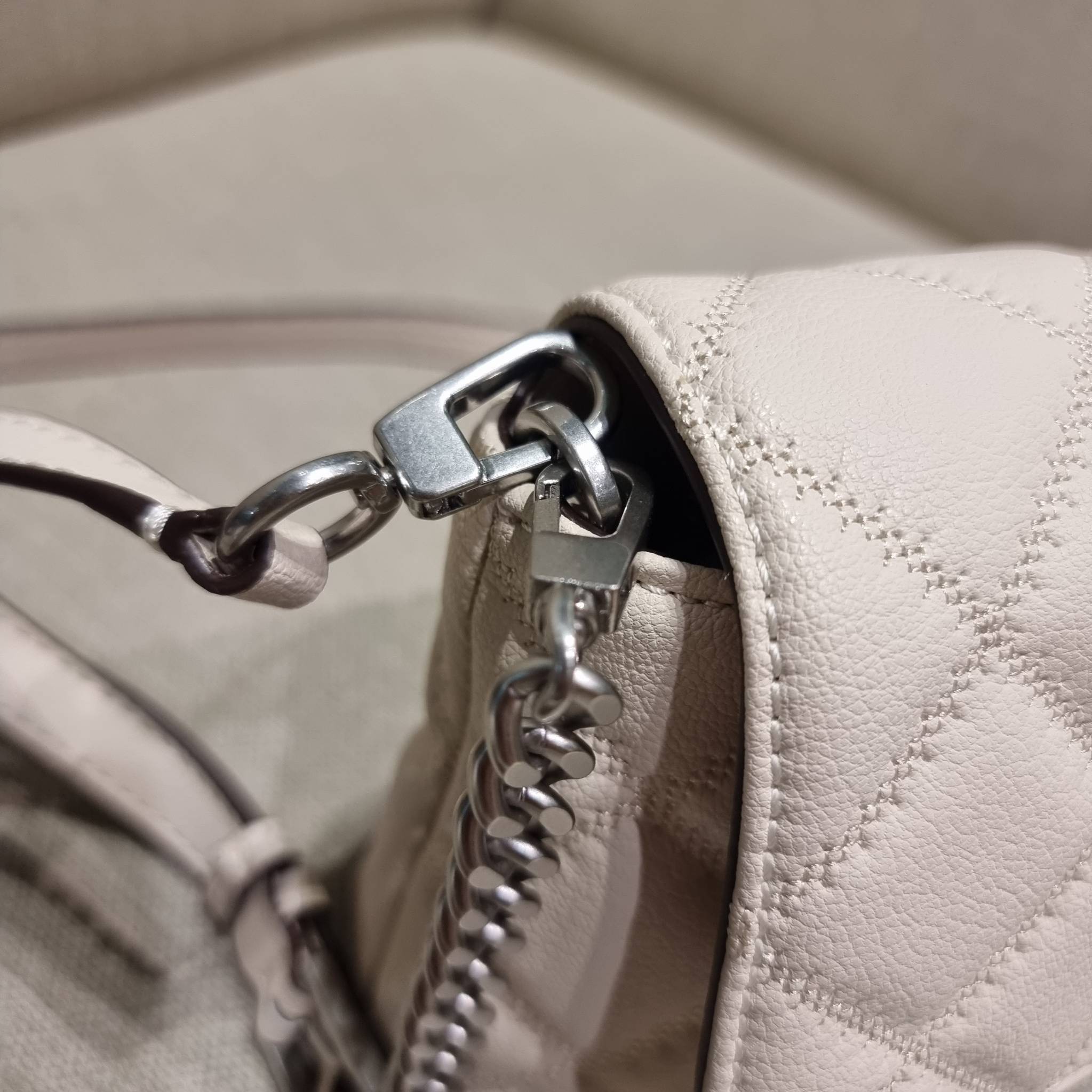 TORY BURCH WILLA MINI SHOULDER BAG ใหม่ล่าสุด พร้อมเสิร์ฟไม่ต้องรอพรีฯ กระเป๋าสะพายดีไซน์เลิศ ทรงสวย กะทัดรัด สะพายคล่องตัว ดีไซน์บุนวม เส้นคมสวยหรู