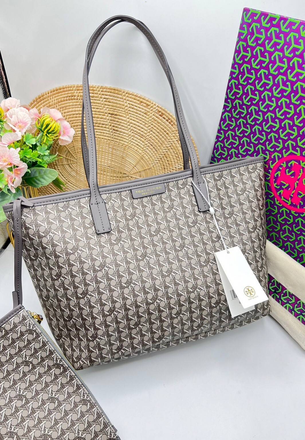 Tory Burch Ever Ready Zip Tote Small Coated Canvas / Tory Burch Geo Logo Tote กระเป๋าโท้ท พิมพ์ลายด้วยลวดลายสานตะกร้าอันเป็นเอกลักษณ์ของแบรนด์ ซึ่งได้แรงบันดาลใจจากความหลงใหลในงานจักสานของผู้ก่อตั้ง