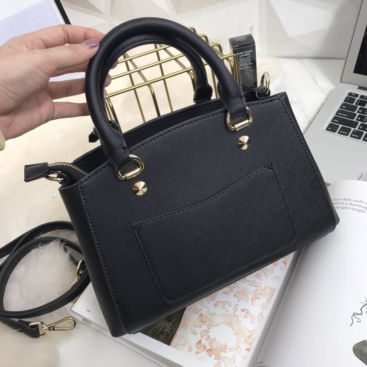 รุ่นขายดีที่สุด 👍 จากแบรนด์ KEEP รุ่น Elegance รอบนี้เข้ามา 2 size ให้เลือกเลยค่า **จุดเด่นที่ >หนังคุณภาพ ลายหนัง saffiano > ถือสะพายเข้าง่ายกับทุกชุด >ทรงสวยมากคะ ขนากกระเป๋ากำลังดีคะ ใส่ กปต ยาว มือถือได้ทุกรุ่น > มีช่องย่อยแบ่งเก็บ