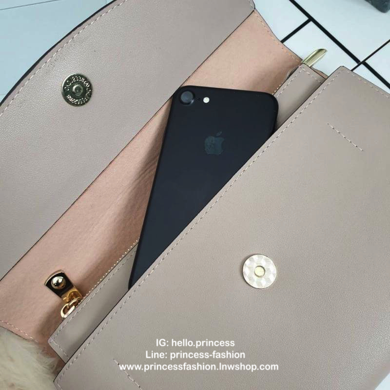 คลัชมาใหม่ สัปดาห์นี้ค่า ‘ Stair ‘ Clutch bag ✔️รอบนี้เข้าเพิ่มอีก 5 ลายเลยน๊า หลังจากปล่อยคอลเลคชั่นแรกออกไปแล้วได้รับความนิยมมากๆ รอบนี้จัดเฉดสีกลางๆ ให้แมทช์ง่ายกับชุดด้วยค่า **หนังวัวแท้ค่า