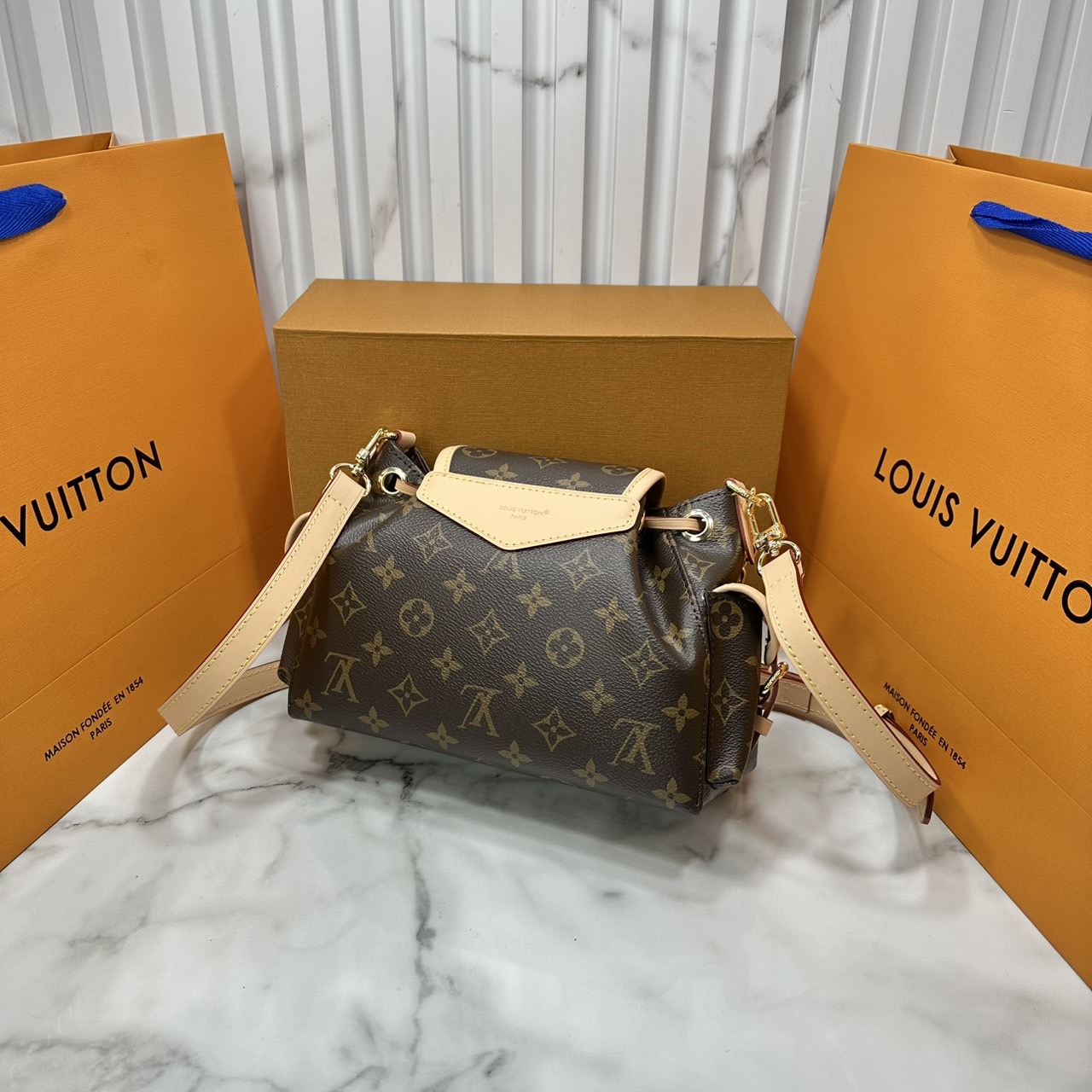 ORI หนังแท้ | LV Odyssee bag Monogram Canvas กระเป๋าสะพายดีไซน์ใหม่ คอลเลกชันประจำฤดูกาล Pre-Fall 2025 ออกแบบมาเพื่อเชิดชูมรดกล้ำค่าที่สืบทอดจากรุ่นสู่รุ่น ดีไซน์ทันสมัยใช้งานได้ทุกวัน