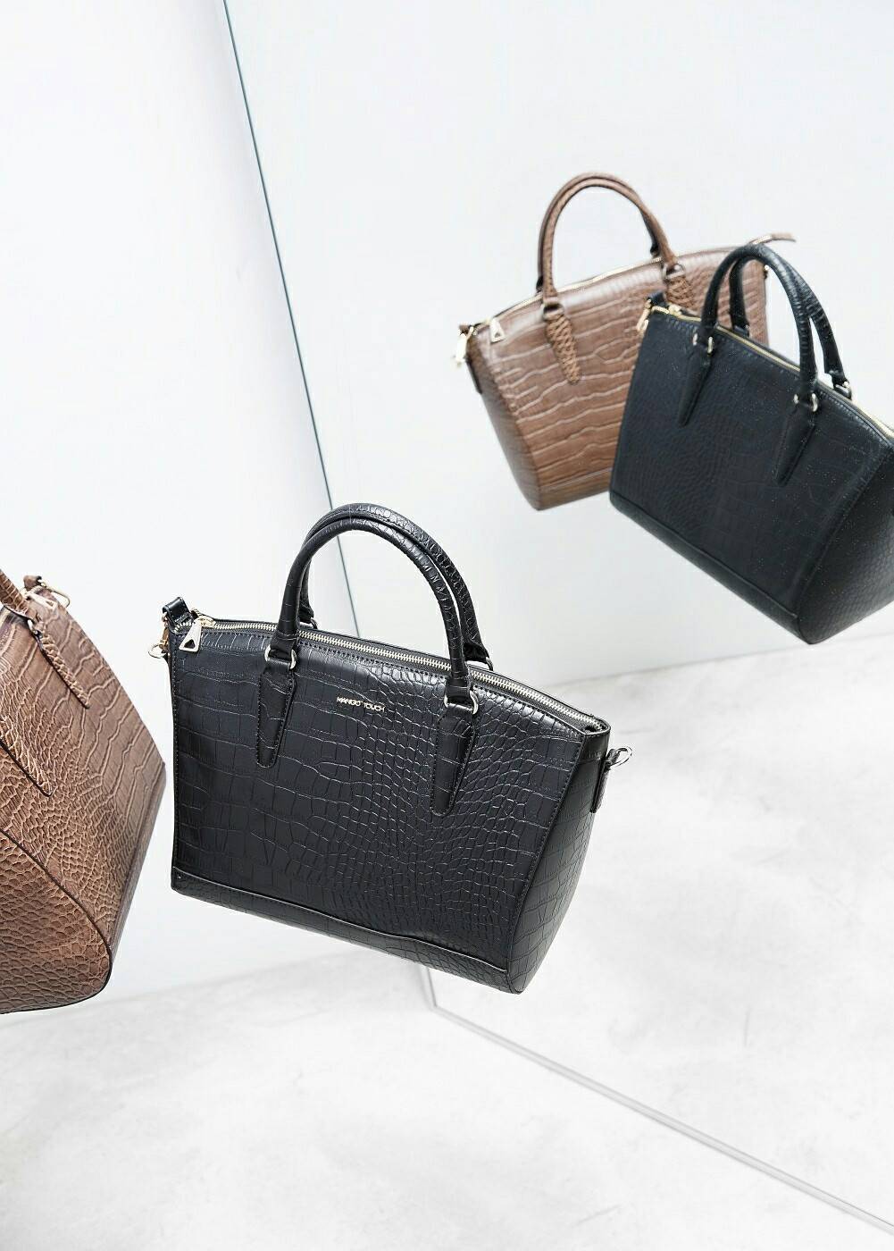 Mango touch croc tote bag กระเป๋าสะพายสุดคลาสิค ทรงสุดหรู New Collection ยี่ห้อ MANGO TOUCH แท้ รุ่น Croc Tote Bag วัสดุหนังลายปั๊ม หนังจระเข้ ตั้งอยู่ทรงสวย อะไหล่ทองทั้งใบออกแบบหนังแบนเวลาวาง แต่งให้หรู ด้วยอะไหล่ทอง ทั้งใบ มาพร้อมสายสะพายยาวปรับได้ค่ะ 