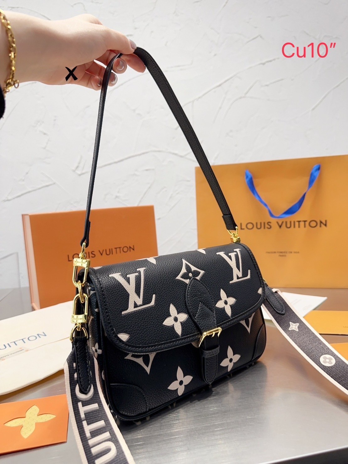LV DIANE Monogram Canvas - Handbags ดีไซน์น่ารักน่าใช้มากๆ มีสายมาให้ถึง 2 แบบ สายหนังคล้องไหล่ได้ และสายสปอร์ตครอสบอดี้ได้ ปรับเปลี่ยนใช้ตามลุคแต่ละวันได้เลย