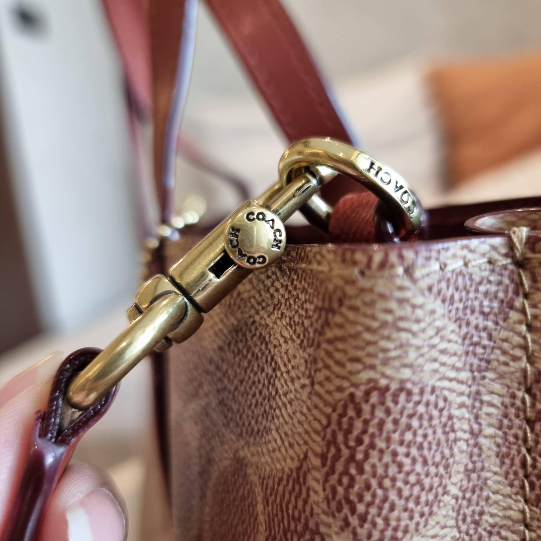 COACH C8562 WILLOW TOTE 24 IN SIGNATURE CANVAS น้องสาวลุคลูกคุณมาแล้วจ้า กระเป๋าถือ/สะพาย ดีไซน์สุดคลาสสิค ไอเท็มขายดีที่สุด ลงตัว เรียบหรู ใบจริงคือผู้ดี๊ผู้ดี ใช่ได้ทุกๆโอกาส วัสดุหนังแคนวาส ทนทาน เปิดปิดด้วยตัวบิดล็อค และอีกฝั่งเป็นกระดุมแม่เหล็ก ภายใน