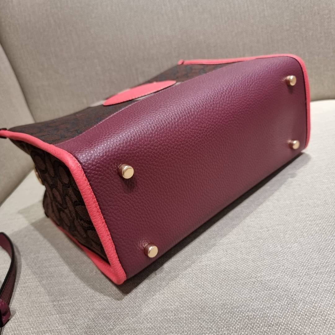 ใบใหญ่ COACH 4113 DEMPSEY CARRYALL IN SIGNATURE JACQUARD WITH STRIPE AND COACH PATCH ใบใหญ่ จุใจ คอลเลคชั่นใหม่ สีที่สาวๆรอคอย สวยคม ละมุนและมีความหรูในตัว กับกระเป๋าทรงโท้ท ไซส์ใหญ่ที่สามารถจุของได้แบบไม่ต้องกังวล ฟังก์ชั่นการใช้งานสะดวกที่สุด มีทั้งสายค