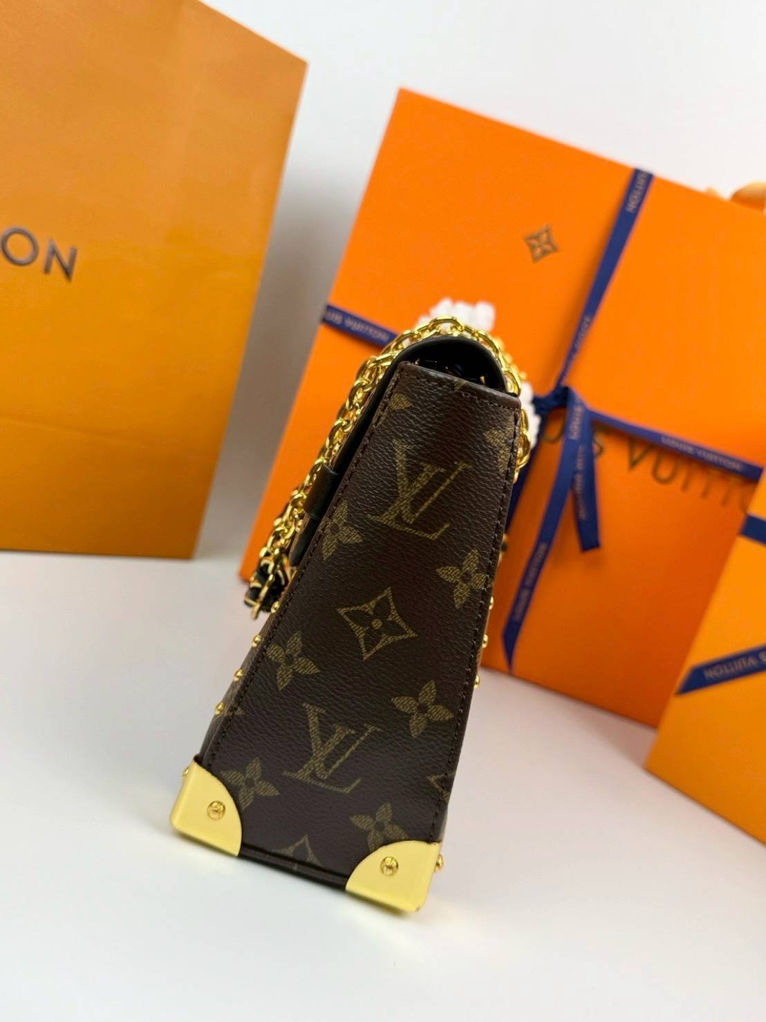 ORI หนังแท้ | LV Trunkie bag กระเป๋าสะพายรุ่นใหม่ ดีไซน์ร่วมสมัยโดดเด่นด้วยมุมโลหะ เฉลิมฉลองเอกลักษณ์ที่สืบทอดมาอย่างยาวนาน ผสานฟังก์ชันการใช้งานเข้ากับความหรูหรา