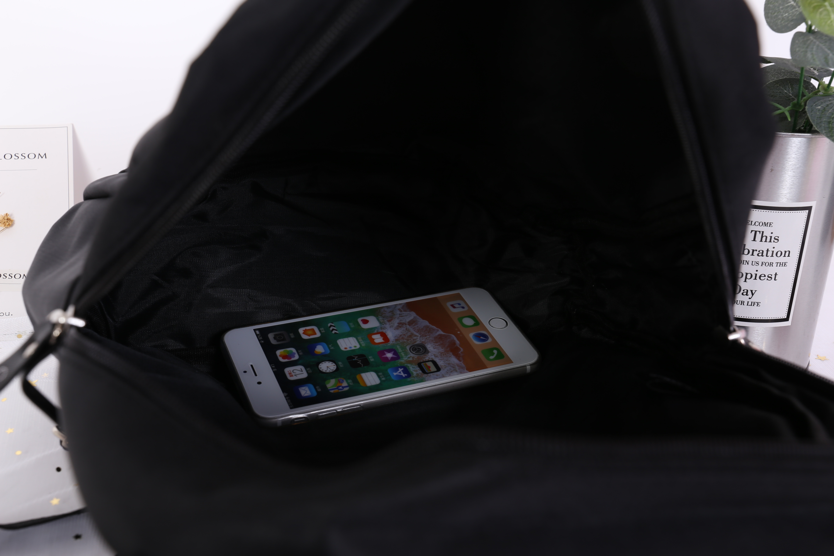 Chanel VIP Gift Large Backpack (พร้อมส่งโลโก้ดำ,ขาว) สินค้าเป็นของแท้ ใหม่จากเค้าเตอร์เครื่องสำอาง/น้ำหอมแบรนด์ กระเป๋าเป้ของแท้จาก Chanel VIP Gift Bag วัสดุไนล่อน หัวซิปทำจากหนังปั้มชื่อแบรนด์ ด้านในเป็นช่องกว้าง และมีช่องซิปเล็ก ตัวสายสะพายด้านหลังเลื่อ