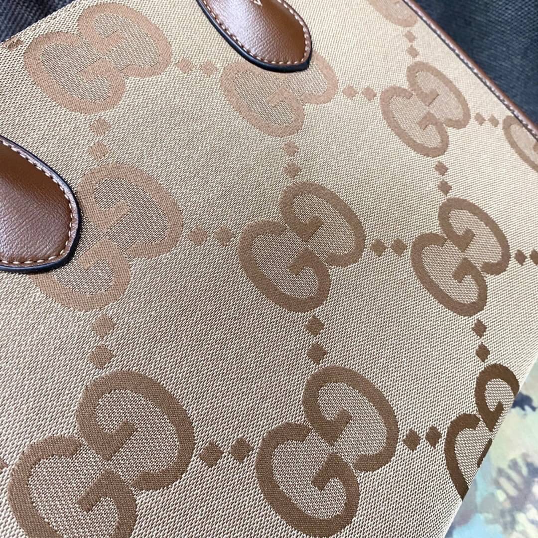 Gucci Jumbo GG tote bag / GG Shopping Bag พร้อมส่งที่ไทย ภาพสินค้าถ่ายจากงานจริง ใช้งานต่างประเทศได้ กระเป๋าไซส์ใหญ่ โดดเด่นด้วยจัมโบ้ฟอนท์ สวยเอกลักษณ์ วัสดุหนังแคนวาส ภายในโล่งกว้างมาก ใส่ของแบบแน่นๆ จุๆไปได้เลย หมดห่วง!! และยังมีสายครอสบอดี้มาให้ จะสะพ