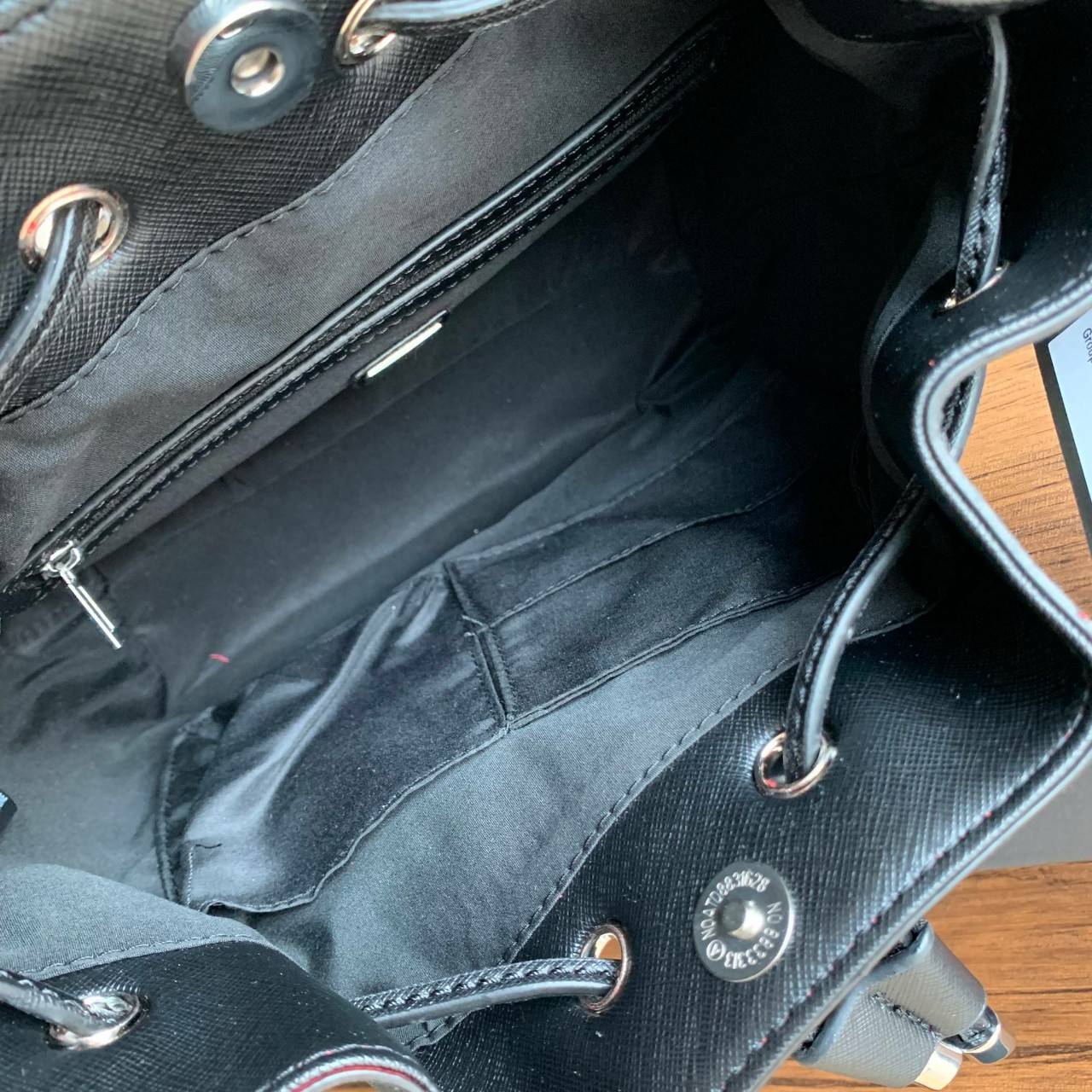 Guess Drawstring Bucket Bag กระเป๋าสะพายขนาดกลาง วัสดุลายหนังsaffiano ฐานกว้างตั้งอยู่ทรง มีซิกเนเจอร์ที่ด้านหน้าเป็นโลโก้ตัวนูน เปิดปิดแบบหูรูดและกระดุมแม่เหล็ก มีช่องใช้งานหลายข่อง สายสะพายปรับได้แบบเข็มขัด สวยแบบมีดีเทลเก๋ๆ สะพายเที่ยวระหว่างวันได้สบาย