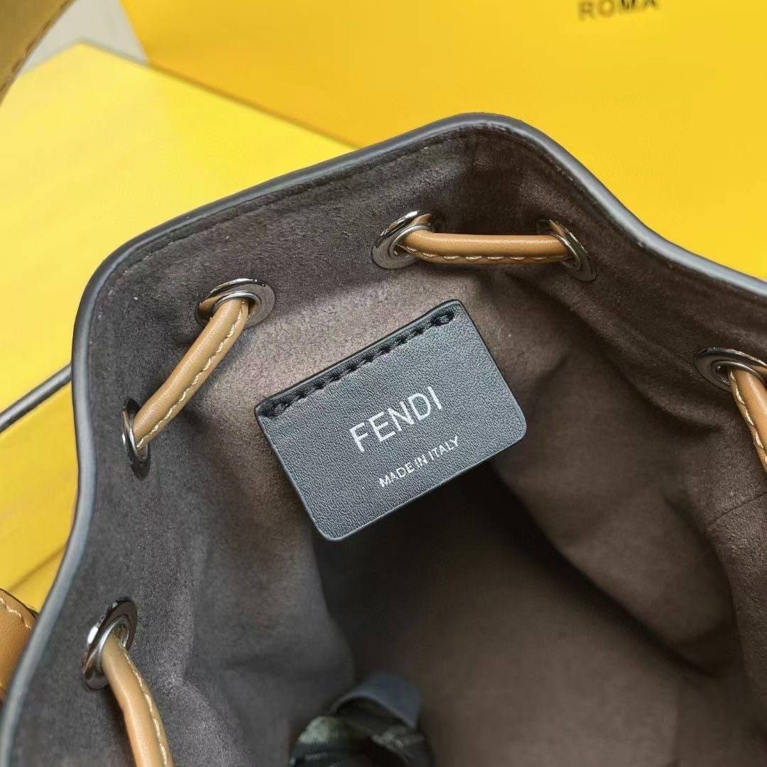 หนังแท้ 】Ori Fendi MonTresor mini Bucket Bag กระเป๋าถือหรือสะพายข้าง วัสดุหนังแท้ทรงขนมจีบ ลายแบรนด์ อะไหล่ทองหรูหรา จุของได้เยอะ น้ำหนักเบา ตั้งอยู่ทรง ด้านในโล่ง มี2สาย สายสั้น+ยาว ถอดสายได้ Crossbody ได้ สายยาวปรับระดับได้ คุ้มสุดๆ ใบนี้ไม่ควรพลาดค่ะ ด
