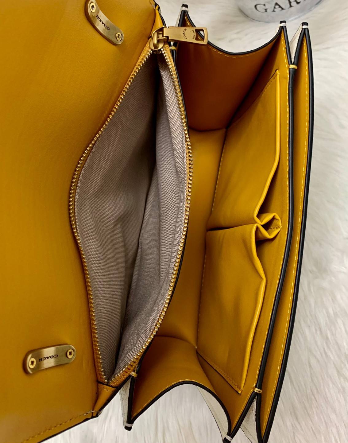 COACH ALIE SHOULDER BAG ((4615)) กระเป๋าสะพายข้างหรือสามารถทบสายกันเพื่อคล้องไหล่ได้ค่ะ วัสดุหนังแท้ หนังนิ่มสวยงามมากๆค่ะ ด้านหน้าเป็นแผ่นโลหะแบรนด์ดูหรูทีเดียว เปิดปิดกระเป๋าแบบกดล็อค ภายในแบ่งช่องหลักหนึ่งช่องค่อนข้างกว้างใส่มือถือได้ทุกรุ่น;กระเป๋าเงิ