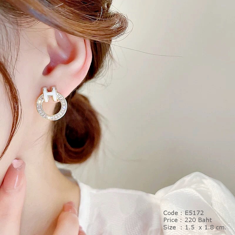 ต่างหูวงกลมสีทองฝังเพชรcz แต่งตัวอักษร H สีขาว