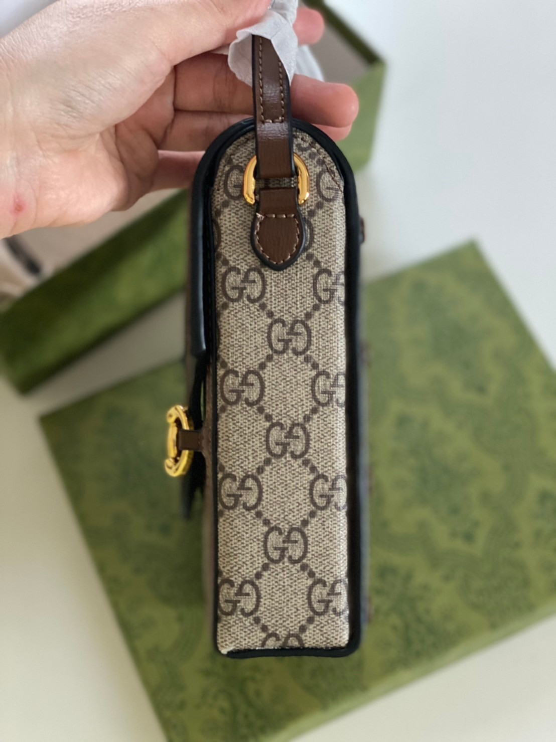 Gucci Horsebit 1955 mini bag / Gucci Phone Bag ออริจินอล รุ่นยอดฮิต ไซส์มินิ ที่ใครๆก็ต้องรู้จัก!! กับกระเป๋าขนาดมินิในรูปแบบผ้าแจ็คการ์ดสีขาวงาช้างและน้ำเงิน ได้รับแรงบันดาลใจมาจากดีไซน์ดั้งเดิม ซึ่งแอคเซสเซอรี่นี้โดดเด่นด้วยรายละเอียดดั้งเดิมที่ทันสมัยโ