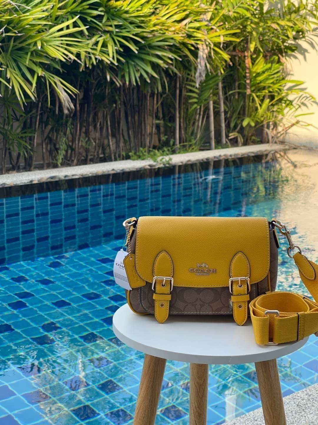 COACH Lucy Crossbody กระเป๋าใบนี้ขนาดกะทัดรัดกำลังดี เพียงพอสำหรับใส่ของจำเป็นที่ต้องการพกติดตัว ที่สำคัญใช้งานง่ายสามารถหยิบของได้สะดวกรวดเร็ว วัสดุผ้าใบเคลือบซิกเนเจอร์และหนังกรวดละเอียด ด้านในมีซิปและกระเป๋าอเนกประสงค์ ปิดสแน็ปอิน กระเป๋าแบบเปิดด้านนอก