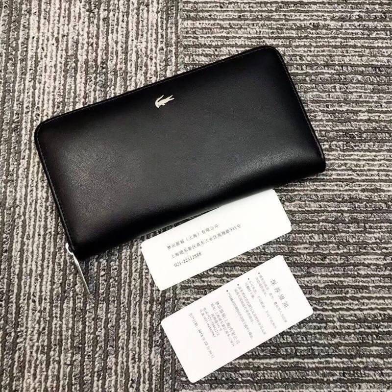 LACOSTE FACTORY LONG WALLET กระเป๋าสตางค์ใบยาวรุ่นใหม่ล่าสุดหนังสวยอยู่ทรงเปิดปิดด้วยซิปรอบด้านหน้ามีโลโก้แบรนด์เรียบหรู ภายในมีโลโก้ ช่องซิป ช่องใส่บัตรหลายช่องใส่มือถือ iphone8 เหรียญ บัตรได้เยอะ ตัวจริงสวยน่าใช้คลาสสิคไม่มีเอ้าท์ ราคาสุดคุ้ม สินค้ามาพร