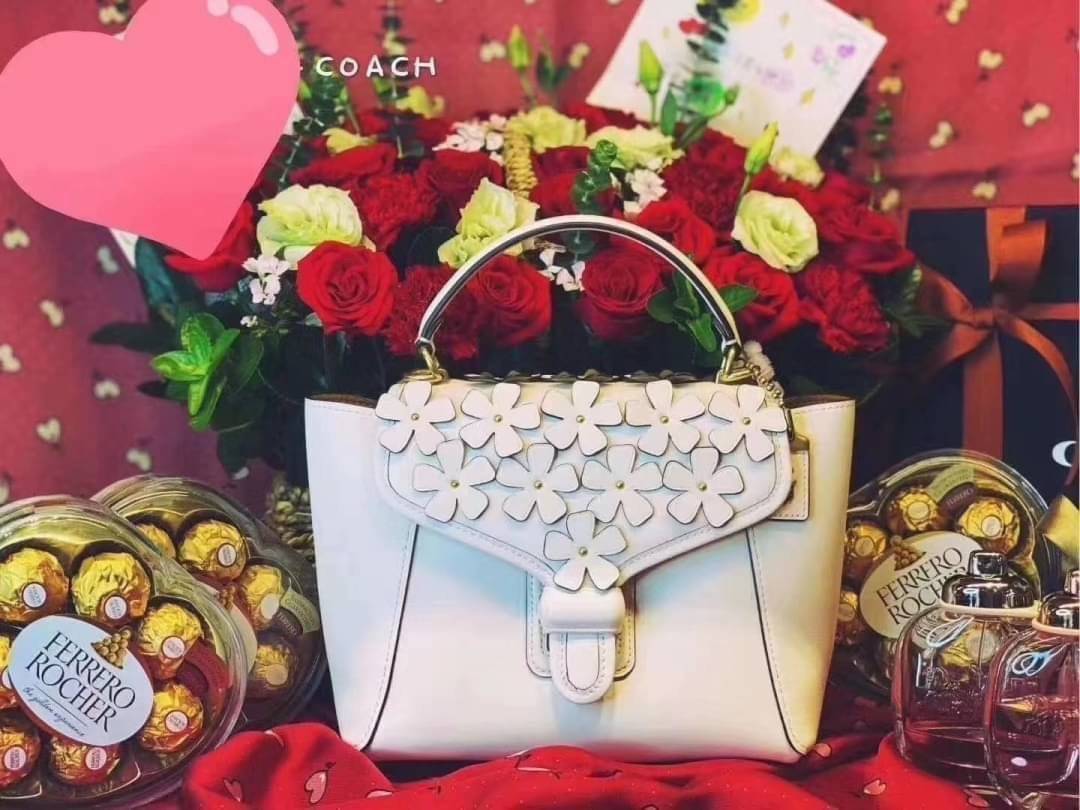 COACH COURIER CARRYALL 23 IN COLORBLOCK SIGNATURE CANVAS พร้อมส่ง 7 แบบ พร้อมส่ง ลุคดูไฮสุดๆค่ะ! กระเป๋าสะพายหนังหรูหราและคลาสสิค หนังแท้ชั้นดีที่สุด น้ำหนักเบา หนังสวยมากก สัมผัสแล้วหลงรักแน่นอนจ้าา😘