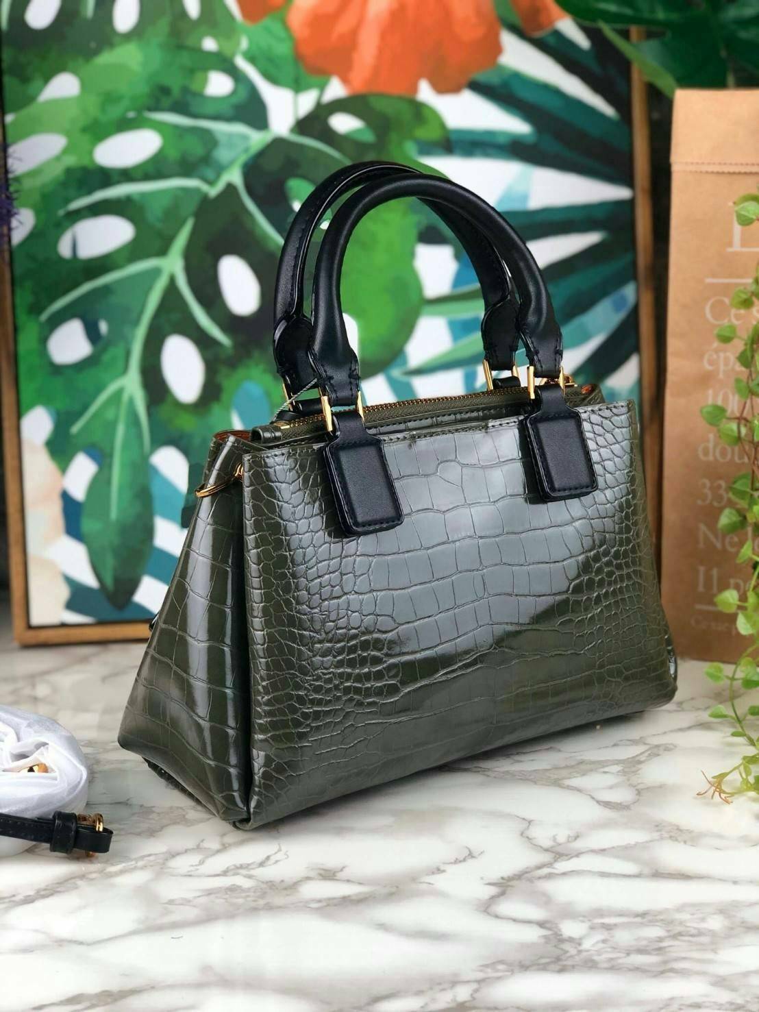 CHARLES & KEITH CROC-EFFECT STRUCTURE BAG กระเป๋าถือ/สะพายวางอยู่ทรง ตัวหนังกระเป๋าพิมพ์ลายจรเข้สวยมากๆ มีหมุดรองฐาน 4 มุม หูหิ้วพับลงได้ค่า เปิดปิดแบบกระดุมแม่เหล็ก แบ่งเป็น 3 ช่องใหญ่ เป็นช่องซิปตรงกลาง จุของได้ดี ใส่ ipad mini ได้นะค่า มีสายสะพายยาวแบบ