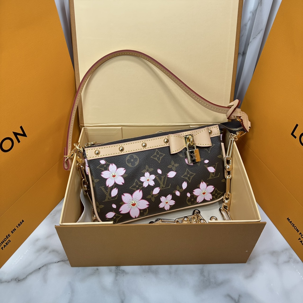 ORI หนังแท้ | คอลใหม่ดอกไม้แสนหวาน LV x TM Pochette Accessoires Cherry Blossom bag กระเป๋าสะพายดีไซน์คลาสสิครุ่นสุดปัง