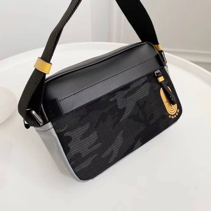 COACH EDGE CROSSBODY IN SIGNATURE CANVAS กระเป๋าสะพายครอสบอดี้ร์ วัสดุหนังแท้ หนังนิ่มอย่างดีค่ะ ด้านหน้ามีช่องซิปซ่อนให้หนึ่งช่อง เปิดปิดช่องหลักแบบซิปคู่ภายในกว้าง ใส่ของได้จุเลยนะคะ มีช่องซิปและช่องเล็กให้อีก2ช่อง;ด้านหลังกระเป๋าเป็นช่องโล่งใส่ของอีกช่