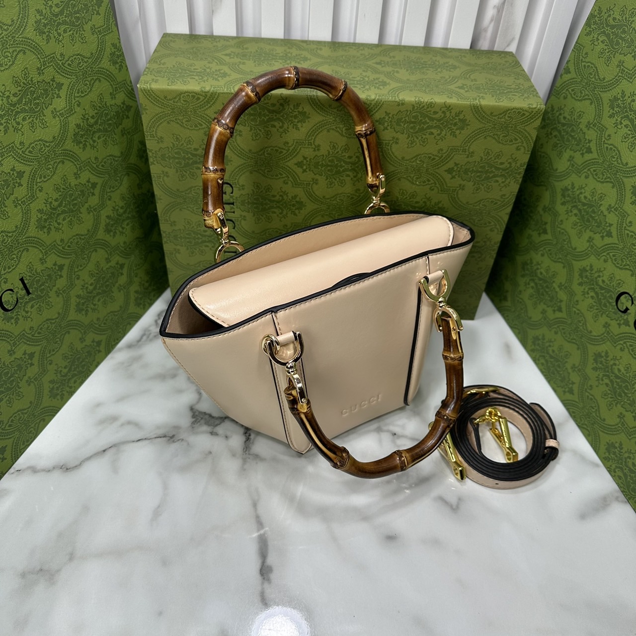 GUCCI Mini bamboo top handle tote bag กระเป๋าสะพายทรงตะกร้า หูจับลายไม้ไผ่ตัดสีได้อย่างลงตัว ถือแล้วดูขับผิวสวยงาม งานหนังแท้หนังเงาดูแพง ให้ความรู้สึกถึงงานฝีมือที่โดดเด่น ด้วยฐานทรงหกเหลี่ยม พร้อมส่งที่นี่ก่อนใคร รีบจับจองเลยน้า