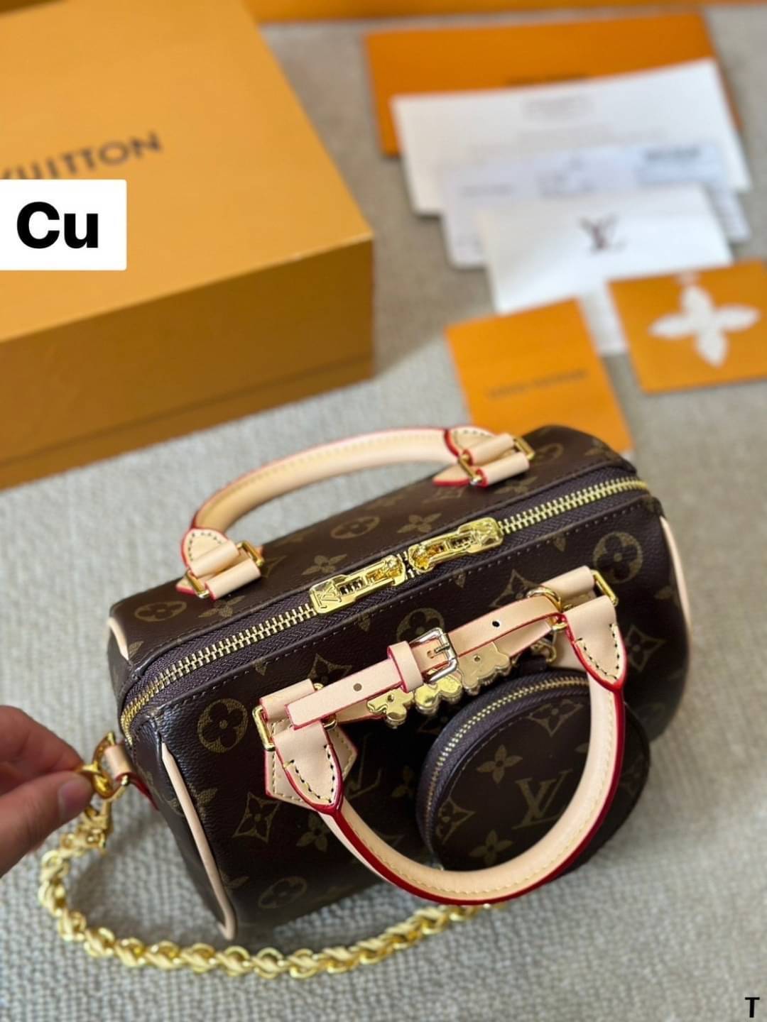 LV Speedy Bandoulière 20 Monogram Canvas กระเป๋าสะพายทรงหมอนไซส์เล็กน่ารัก Rare item รุ่นใหม่พร้อมกลัดรูปหัวใจ,ดอกไม้,แพนด้าสุดน่ารัก