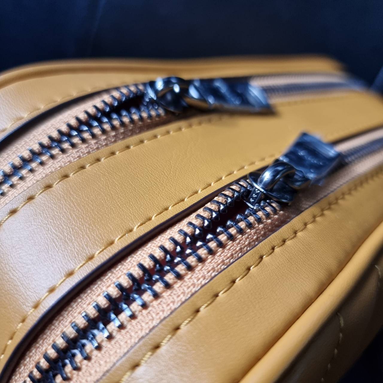 COACH C1569 JES CROSSBODY WITH LINEAR QUILTING ใหม่ล่าสุด!! กระเป๋าสะพายข้าง รุ่น 2 ซิป ใบใหญ่จุใจ ดีไซน์ใหม่ เพิ่มลูกเล่นให้ดูหรูหรายิ่งขึ้น วัสดุหนังสังเคราะห์บุเป็นลายเส้นสวยงาม เปิด-ปิดด้วยซิป 2 ช่องหลัก ใช้งานง่าย ทรงสวยมากๆรุ่นนี้ มาพร้อมสายสะพาย cr