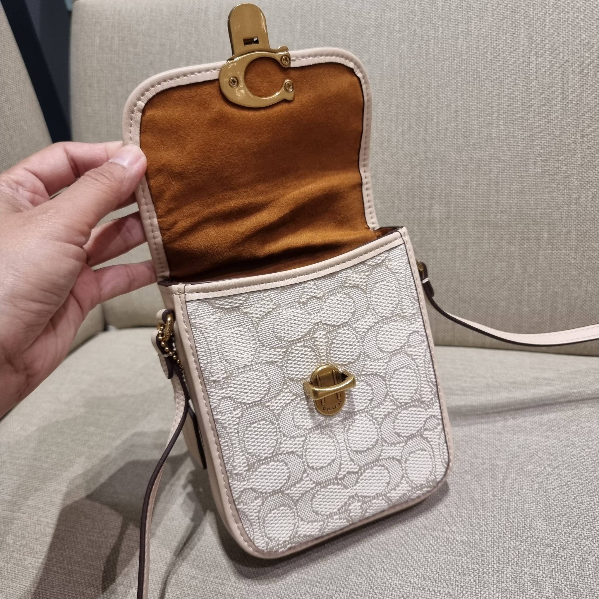 COACH CA191 TALL STUDIO CROSSBODY IN SIGNATURE JACQUARD กระเป๋าสะพายข้างไซส์มินิ ดีไซน์ลูกคุณหนู น่ารักที่สุด!! น่าใช้ไม่อยากวาง!! ดีไซน์รูปทรงกำลังสวย ใช้งานสะดวกด้วยตัวกดเลื่อนล็อค วัสดุผ้า jacquard สลับหนังแท้ มาพร้อมสายสะพายข้างในตัว ใส่ของสำคัญแบบพกพ