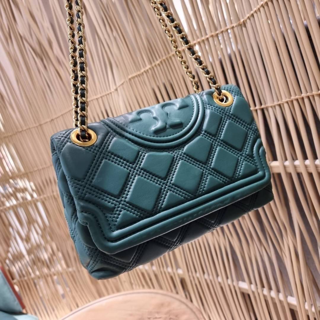 TORY BURCH FLEMING SOFT CONVERTIBLE SHOULDER BAG รุ่นหายากที่สาวๆตามหา มาพร้อมเสิร์ฟความสวยถึงบ้านไปเลยจ้า รอบนี้คัดสีสวยๆมาให้ได้ช้อปกันอย่างจุใจไปเลย กระเป๋าสะพายไหล่ หนังแท้นิ่มเต็มใบ สวยหรูดูแพง เปิด-ปิดด้วยตัวกดล็อคแน่นหนา สายสะพายในตัวปรับใช้ได้ 2 แ