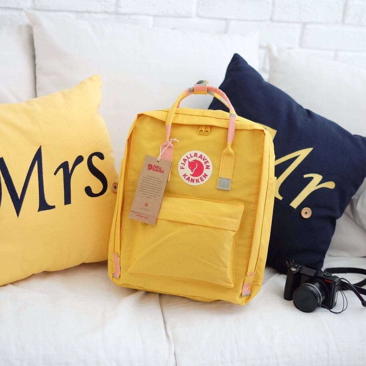 Kanken backpack กระเป๋าเป้สุดฮิต คุณสมบัติมีความทนทานสูงและสามารถกันน้ำ ทำจากเส้นใยพิเศษ เรียกว่า Vinylon-F มีซิปกลางที่เปิดเข้าไป ส่วนข้างในกระเป๋า ด้านในจะมีโฟมสำหรับรองแผ่นหลัง สะพาย สะพายสบายค่ะ เหมาะเป็นกระเป๋าเป้ที่สะพายไปโรงเรียน วันว่างสบายๆ หรือเ