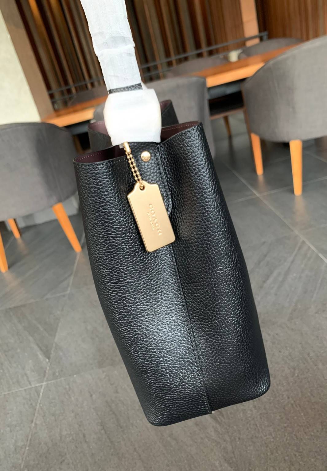 ถังใหญ่พร้อมส่งแล้วค่าา ห้ามพลาด❗️ COACH TOWN BUCKET BAG((91122)) 📣พร้อมส่ง ไซด์ที่สาวๆรอคอยค่ะ! ✔️กระเป๋าทรงถังใบใหญ่ สุดฮิตอีกรุ่นที่สาวๆต้องมีติดตัว ✔️หนังแท้ หนังจริงสวยมาก นิ่มมือดีด้วยนะคะ