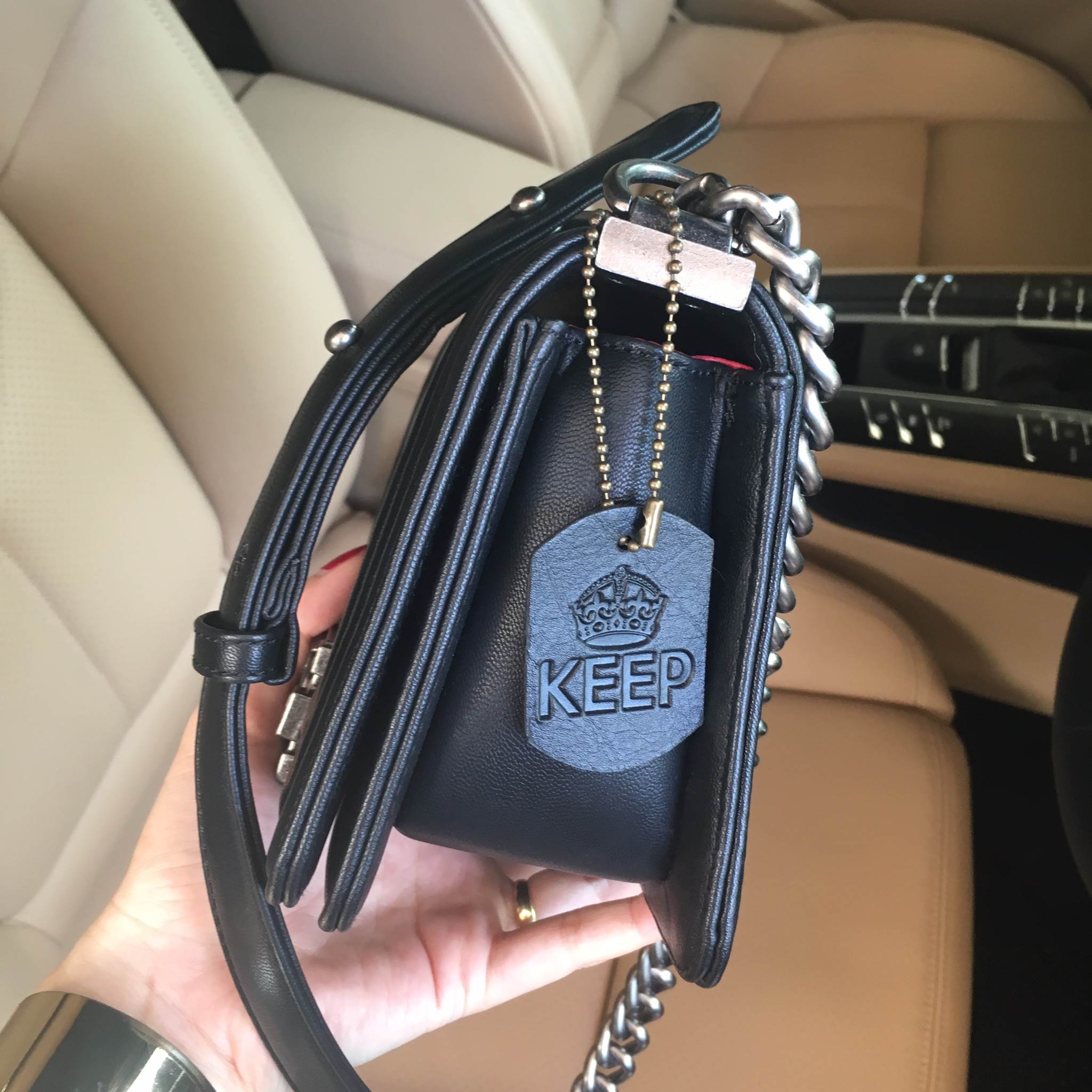 ใหม่ Size 8 นิ้ว มินิๆ น่ารักมาก ทางร้าน ได้กระเป๋า จากแบรนด์ KEEP รุ่น KEEP shoulder Luxury Quited bag สวย หรู เท่ มากๆ เลยน๊า กระเป๋าอยู่ทรง หนังแกะสังเคราะห์นิ่มตึงสวยมากคะ สายโซ่ มีที่รองไหล่ สะพายสบายคะ สายปรับ สั้น ยาวได้คะ ใบจริงสวยมาก เข้ากับชุดได