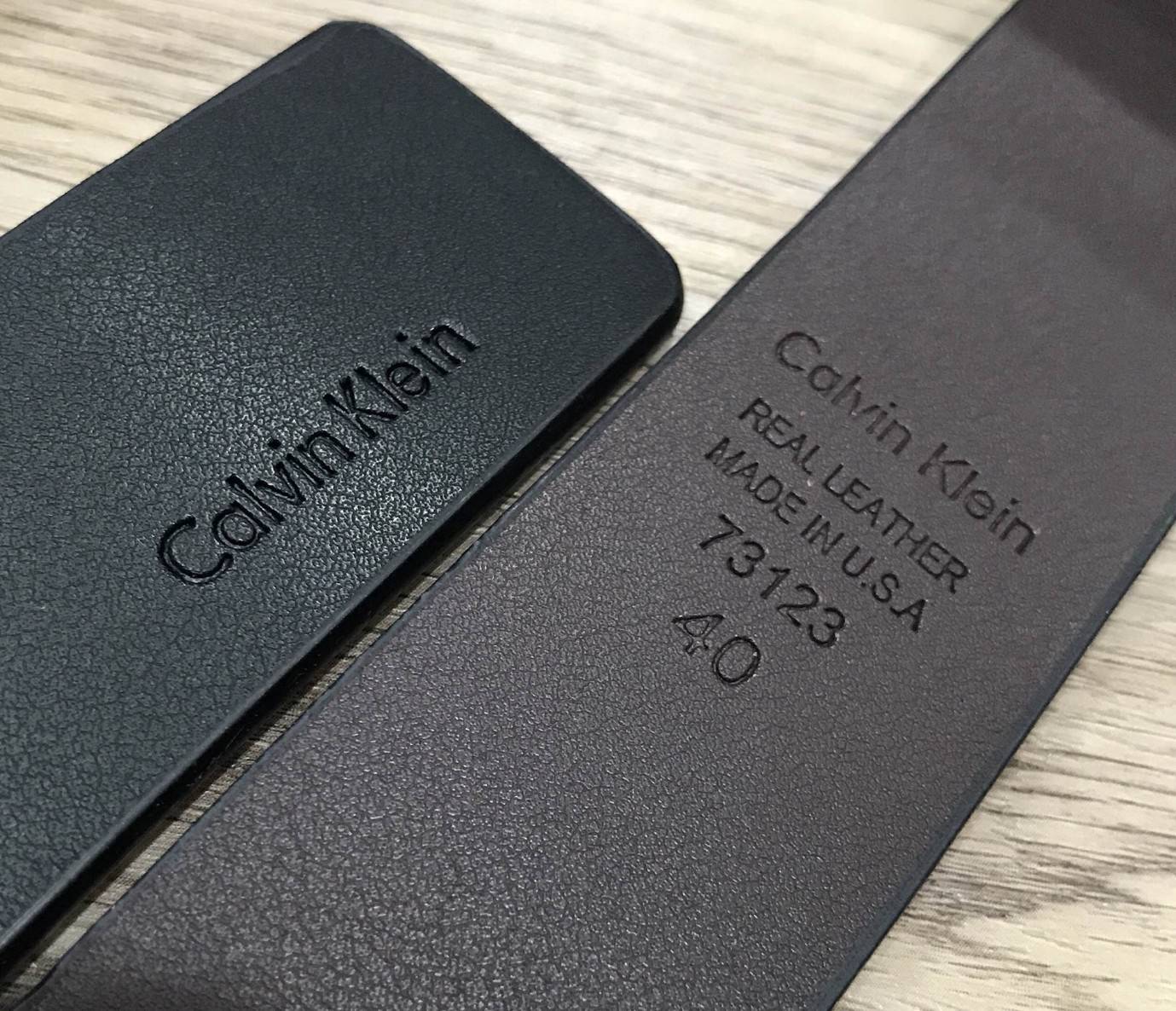 ห้ามพลาด! เซทสุดคุ้ม! ซื้อ1ได้ถึง2! CALVIN KLEIN REAL LEATHER BELT VALUE PACK Limited Edition เข็มขัดหนังแท้ พร้อมหัวเข็มขัด2แบบคุณภาพดีตามแบบฉบับของแบรนด์ สายเข็มขัดสามารถกลับด้านใช้ได้ทั้งสีดำและสีน้ำตาลเหมือนมี2เส้น2หัวสลับใช้ได้ไม่จำเจ มาพร้อมถุงกระดา