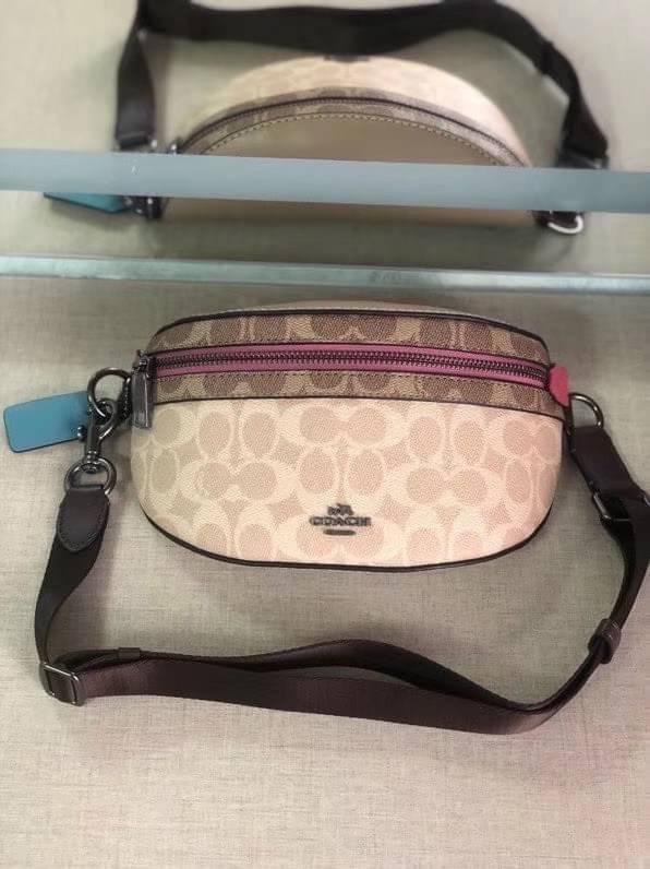 LIMITED EDITION !! COACH BELT BAG IN SIGNATURE WITH REXY BY GUANG YU กลับมาอีกครั้งกับ Coach X Disney สวยงามมากๆค่ะ คาดอก คาดเอวได้ ลาย C ตัดขอบหนังเรียบ มีช่องซิปทั้งหน้า//หลัง ใส่มือถือได้ทุกรุ่น;พาสปอร์ตได้ ;กระเป๋าเงินใบกลางได้;อื่นๆจำเป็นได้ครบค่ะ.