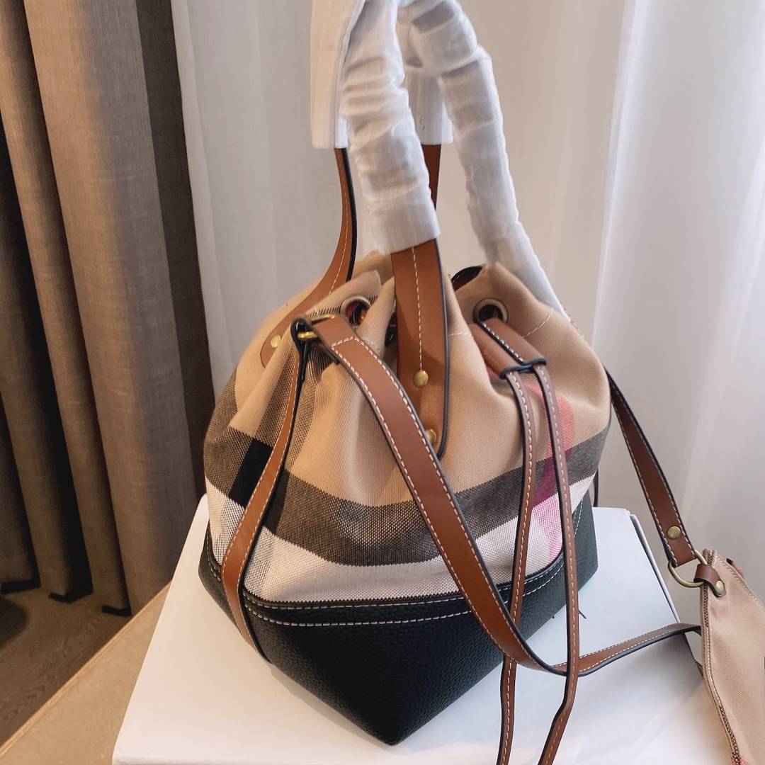 BURBERRY VINTAGE CANVAS BUCKET BAG งานพรีเมียมกิ้ฟท์เคาเตอร์ น้ำหอมจากแบรนด์ **ทรงขนมจีบ มาพร้อมสายยาว วัสดุผ้า Canvas เนื้อหนาซับในอย่างดี ลายแบรนด์สวยมากคะ จุดเด่นคือ กระเป๋าสามารถ จุของได้เยอะมาก มาพร้อมกระเป๋าใบเล็กอีกหนึ่งใบสามารถแยกใช้งานได้ ถือแล้ว