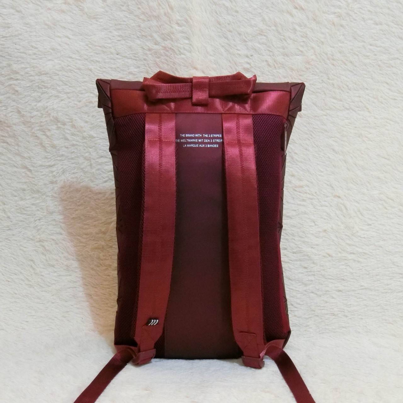 Adidas Originals BP Roll Top 3D Mesh 2017 Backpack Bag DH0100 กระเป๋าเป้สะพายหลัง ดีไซน์แบบ 3 มิติ วัสดุ polyurethane สีดำด้าน โดยใช้ลูกเล่น ของเหลี่ยมและมุมเชื่อมเข้าหากัน ออกแบบกระเป๋า เป็นเหมือนถุงทรงสูง ในส่วนปากกระเป๋าเป็นแบบตีนตุ๊กแก ม้วนพับ และติดก