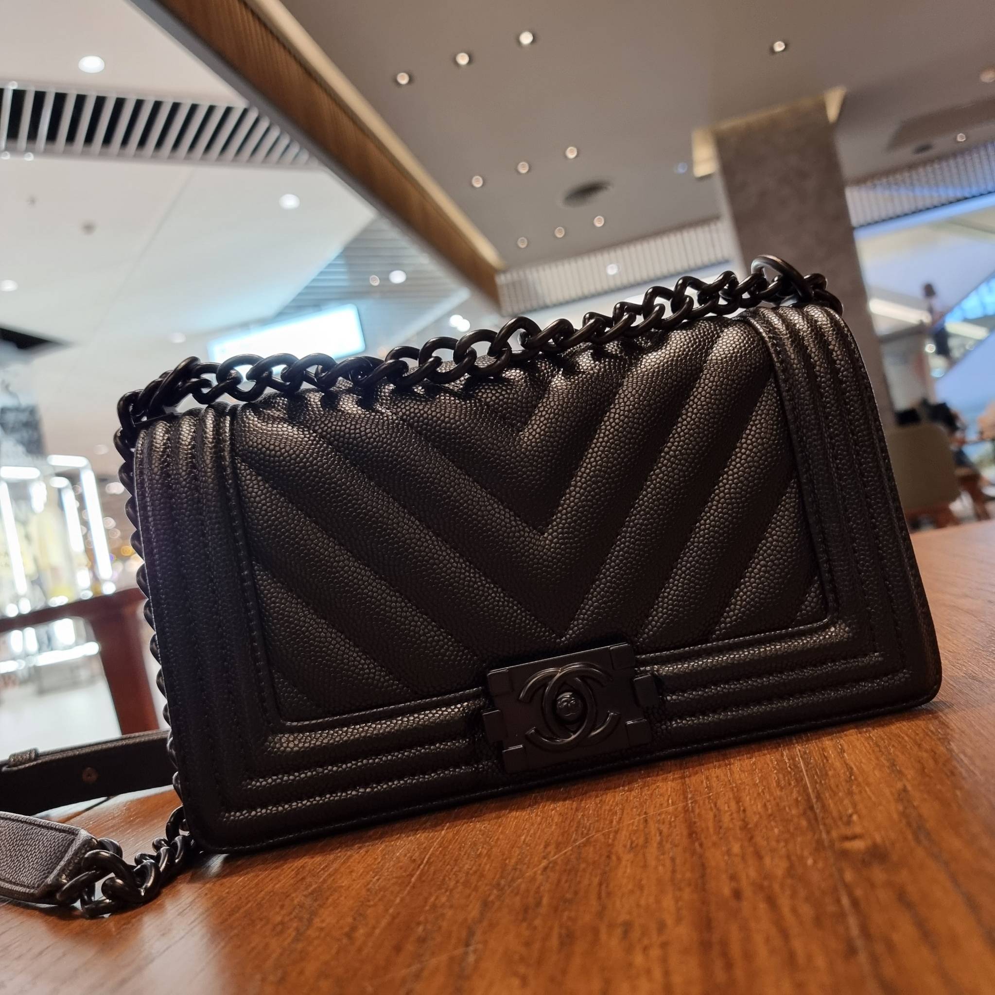 Chanel Boy 10" พร้อมส่งที่ไทย รุ่นสุดฮอต ดีไซน์อะไหล่ดำ เรียบหรูมากๆ!! วัสดุหนังลายคาร์เวีย ทรงคลาสสิคที่สาวๆห้ามพลาด!! ในราคาสุดคุ้ม เปิด-ปิดกระเป๋าด้วยตัวล็อค ภายในโล่งกว้าง ไซส์ใหญ่ใส่ของได้เยอะ มีช่องแยกในกระเป๋า มาพร้อมสายสะพายโซ่สลับหนังรองบ่า 