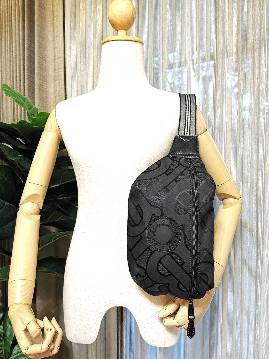 BURBERRY FRAGRANCES MONOGRAM BELT BAG VIP GIFT WITH PURCHASE (GWP) กระเป๋าพรีเมี่ยมกิ๊ฟ Limited จากน้ำหอม BURBERRY วัสดุ100%POLYAMIDE (Nylon & Canvas) น้ำหนักเบามีโลโก้ด้านหน้าเปิดปิดด้วยซิปหัวซิปแบรนด์ ด้านหลังมีช่องซิป ภายในมีโลโก้ใช้ใส่มือถือ กระเป๋าสต