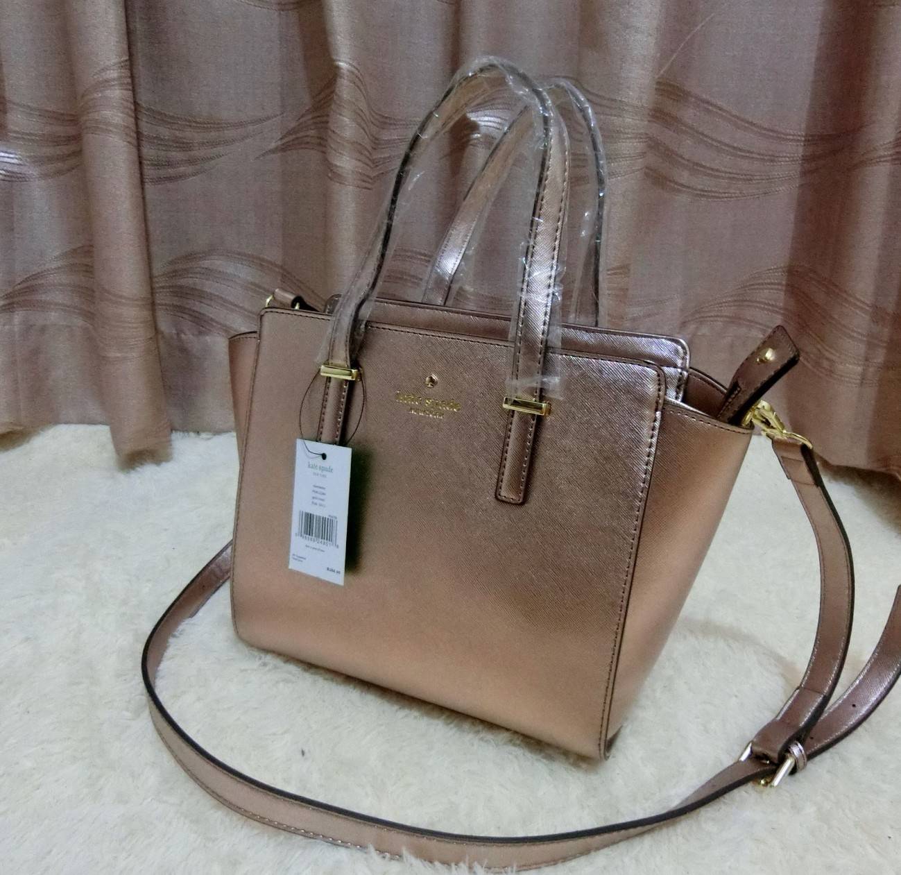 KATE SPADE NEW YORK CEDAR STREET HAYDEN BAG กระเป๋าถือหรือสะพายหนัง Saffiano สวยหรูอยู่ทรงสไตล์ PRADA ด้านหน้าประดับโลโก้สีทองสวยไฮโซ ภายในมีช่องซิปและช่องเล็ก ซับในอย่างดีสกรีนลาย Kate Spade กว้างและจุ ใส่ ipad mini กระเป๋าสตางค์ ของใช้ได้เยอะ มีหมุดรองฐ