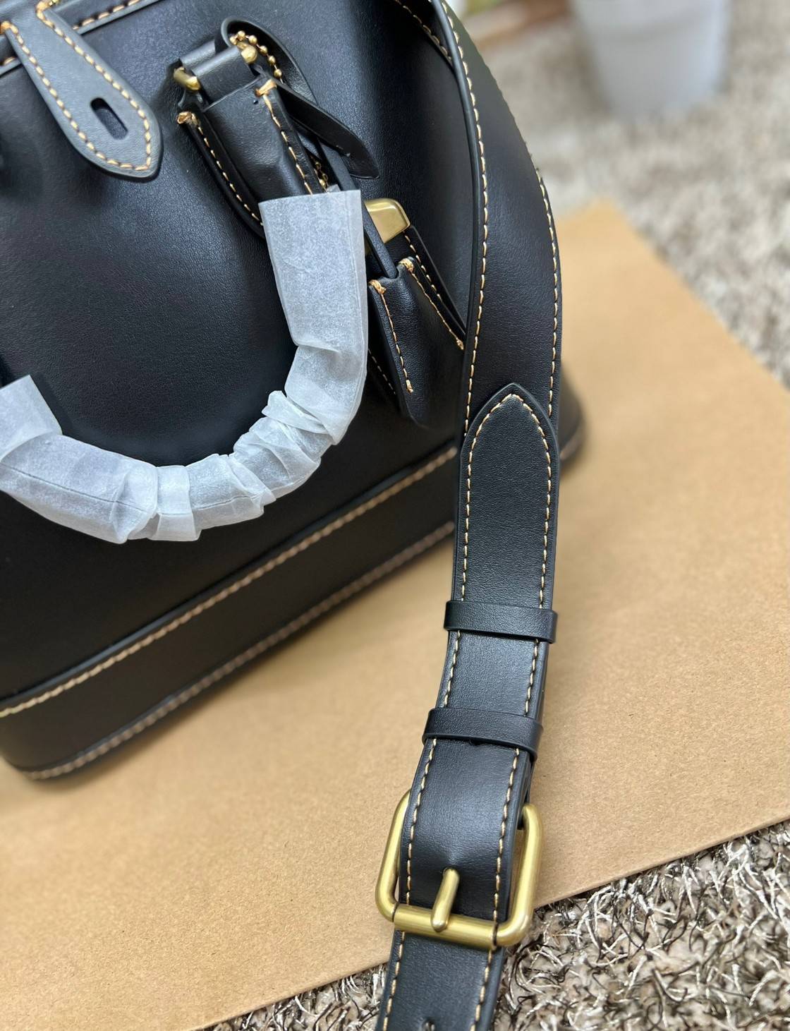 COACH REVEL BAG ((CC411)) ยังไม่เข้าไทย มีมาให้ตับจองก่อนใครที่นี่! พร้อมส่ง รุ่นใหม่ล่าสุด! สวยและดูดี ต้องยกให้รุ่นนี้เลยค่ะ กับกระเป๋าทรงโดม ที่ไม่ว่าลุคไหนๆก็เอาอยู่ หนังแท้เรียบสวยมากๆค่ะ 💕ด้านหน้าห้อยพวงแบรนด์+พวงหนังมาให้