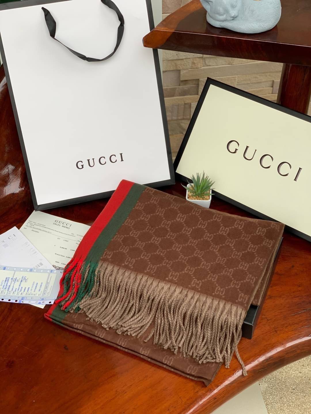 Gucci Classic Print Scarf แบรนด์ดังจากประเทศอิตาลี ด้วยงานพรีเมี่ยมกิ้ฟ ส่งมอบความรู้สึกดีๆให้กับคนที่คุณรัก ในรูปแบบผ้าพันคอและผ้าคลุมไหล่ผืนใหญ่สีสันไม่ฉูดฉาด เหมาะกับชุดที่เป็นทางการหรือลำลองก็ได้ เป็นผ้าที่ให้ความอบอุ่น ถักทอด้วยผ้าcashmere ผ้าเนื้อดี