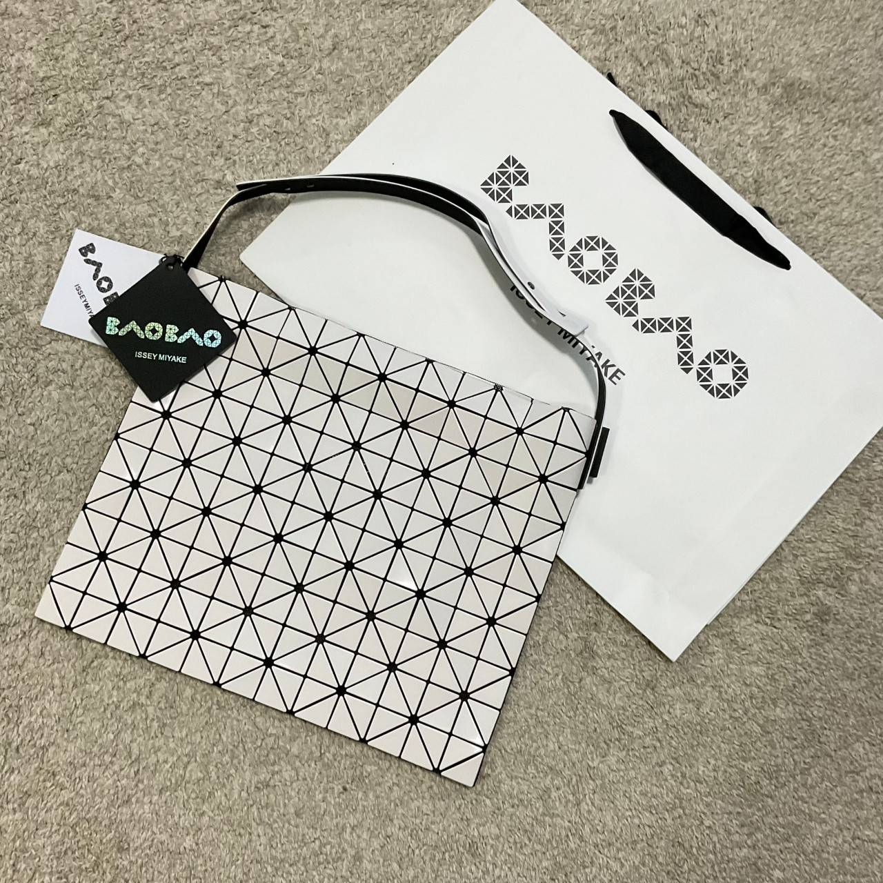 รุ่นใหม่ล่าสุด! พร้อมส่งที่ไทย! BAO BAO ISSEY MIYAKE BAGUETTE HANDBAG (LARGE) กระเป๋าสะพายไหล่จากทรงสวย วัสดุ 100% POLYVINYL CHLORIDE ด้านในใส่ของได้กำลังดีเลย ใส่ไอแพดมินิ กระเป๋าสตางค์ยาวได้ สมุดโน้ตได้สบายเลย วัยทำงานหรือวัยนักศึกษา อย่างน้อยต้องมีแบรน