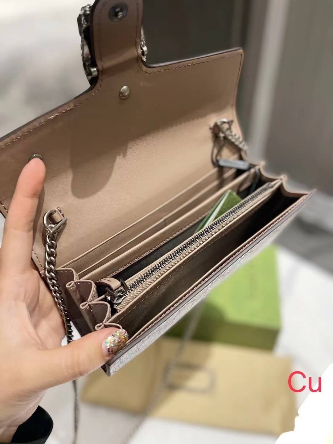 GUCCI Dionysus GG Supreme chain wallet กระเป๋าสะพายคลาสสิควินเทจ ดึงดูดและสะกดสายตาด้วยอะไหล่ดีเทลหรูรูปหัวสิงโต สะพายหรือถือเป็นคลัชท์ได้