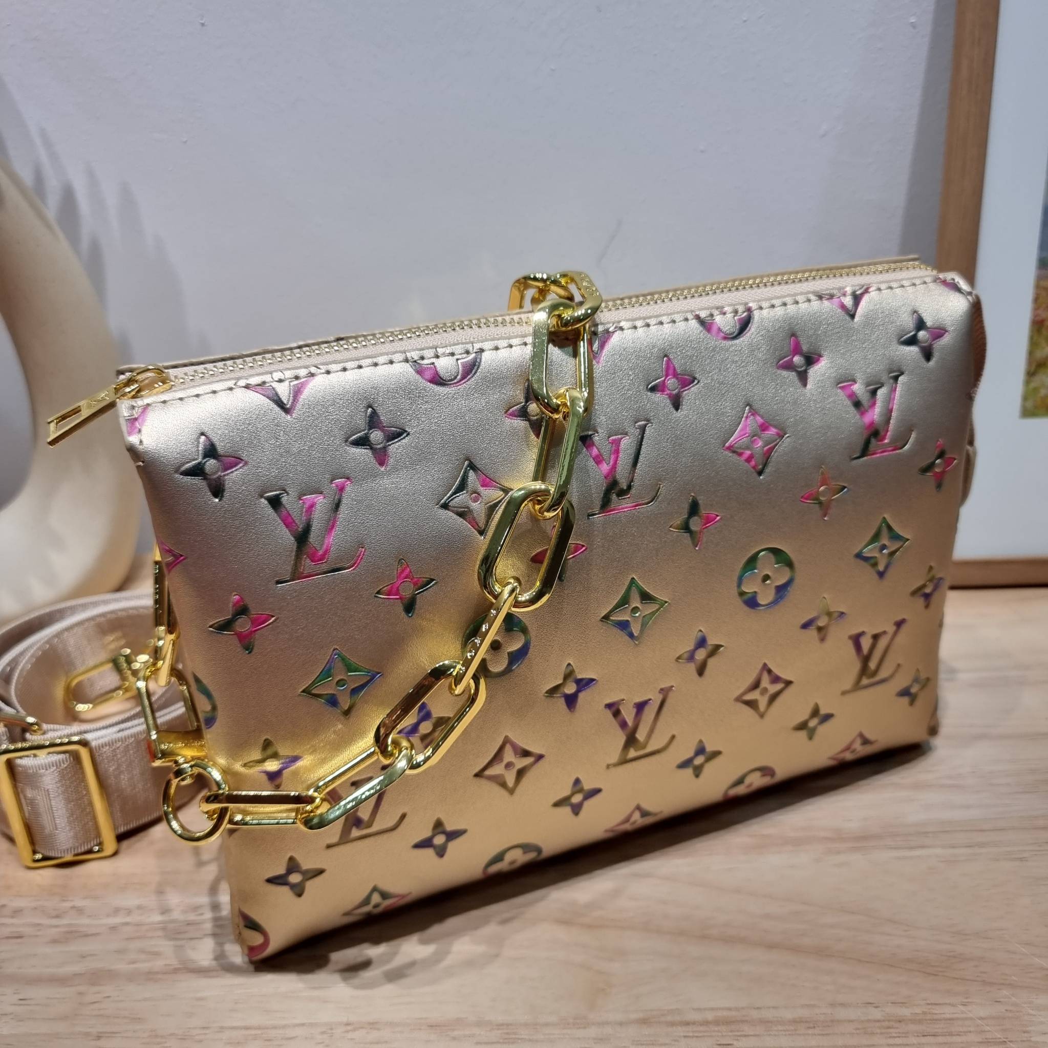 LV Coussin Bag / LV HANDLE POUCH MONOGRAM LIMITED EDITION กระเป๋าสะพายกึ่งคลัชท์ สุดล้ำ ดีไซน์ใหม่ สีลิมิเต็ดมาแรงมาก ด้วยความสวยปังตั้งแต่แรกเห็น วัสดุหนังแกะปั๊มลายสวย มาพร้อมสาย 2 เส้น เชิดๆสับๆ