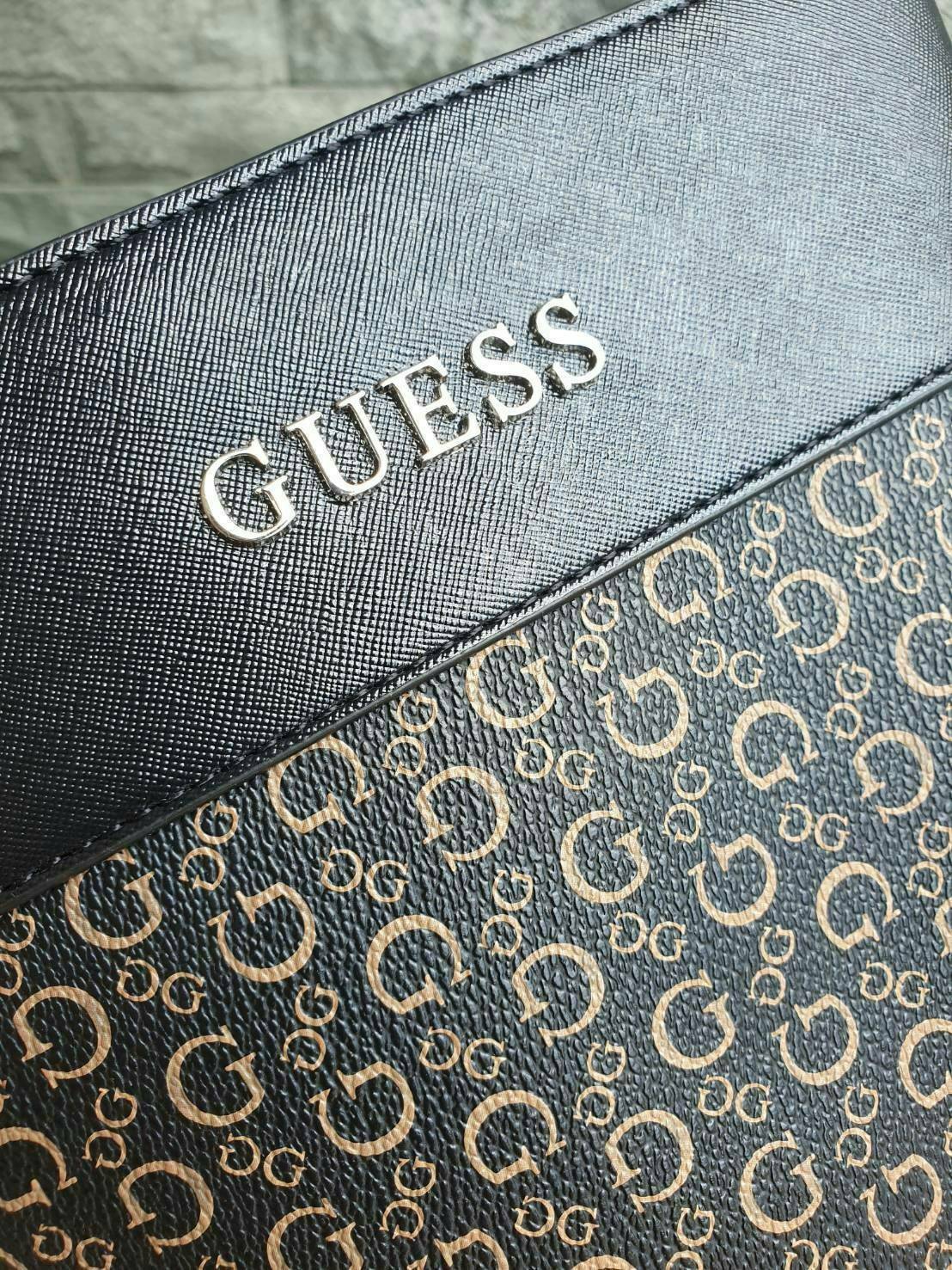 3สี Guess Bucket Bag กระเป๋ารุ่นใหม่ล่าสุด อวดไอเทมแสนเก๋กับกระเป๋าทรงถังสุดน่ารัก พิมพ์ลายรอบใบ วัสดุ Saffiano PU คุณภาพดี นิ่ม น้ำหนักเบา ด้านหน้าประดับด้วยโลโก้แบรนด์สวยโดดเด่น เปิดปิดด้วยเชือกหนังใช้หูรูดปลายเชือกประดับอะไหล่เงินสะดวกใช้ ด้านในโล่งกว้