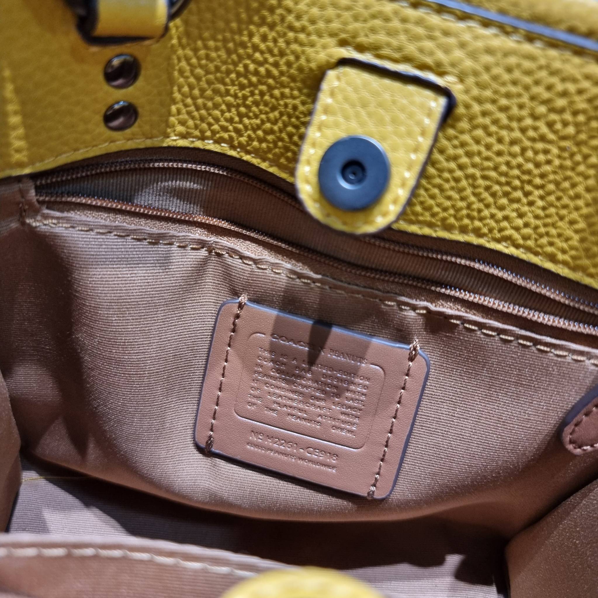 coach x peanuts dempsey tote 22 with snoopy present motif CE918 คอลเลคชั่นใหม่ น้องน่ารักเกินต้านไปมาก!! กับกระเป๋าทรงโท้ท ไซส์กำลังสวย ดีไซน์ ลายการ์ตูนยอดฮิต ที่ใครๆก็ต้องรู้จัก พิมพ์คมชัดลงบนหนัง pepble ผิวสัมน่าใช้ ปากกระเป๋ามีกระดุมแม่เหล็กปิดกันของห