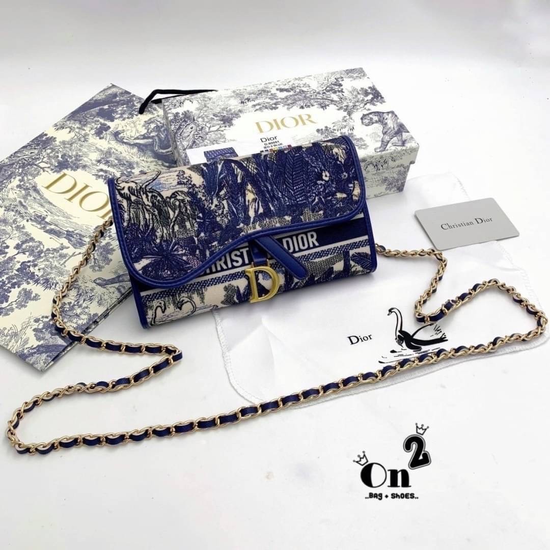 DIOR LONG WALLET WITH CHAIN MONOGRAM / DIOR WALLET กระเป๋าสตางค์ใบยาวพร้อมสายสะพายโซ่อะไหล่ทองสลับหนัง ขนาดกำลังน่ารัก เป็นเอกลักษณ์ของความหรู วัสดุแคนวาสแท้และผ้า Jacquard อย่างดี ผสมผสานความสง่างามและคลาสสิกที่เข้ากับยุคสมัย ด้านหน้าโดดเด่นด้วยซิกเนเจอร