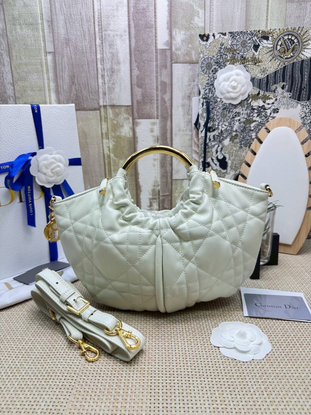 ORI หนังแท้ | DIOR Walk in Dior Purse White Macrocannage กระเป๋าสะพายทรงคลัชสุดลัคชู หรูหราเกินเรื่อง ดีไซน์ใหม่มาแรงมาก! โดดเด่นด้วยหูจับทรงโค้งสีทอง ดูแพงสุดๆ