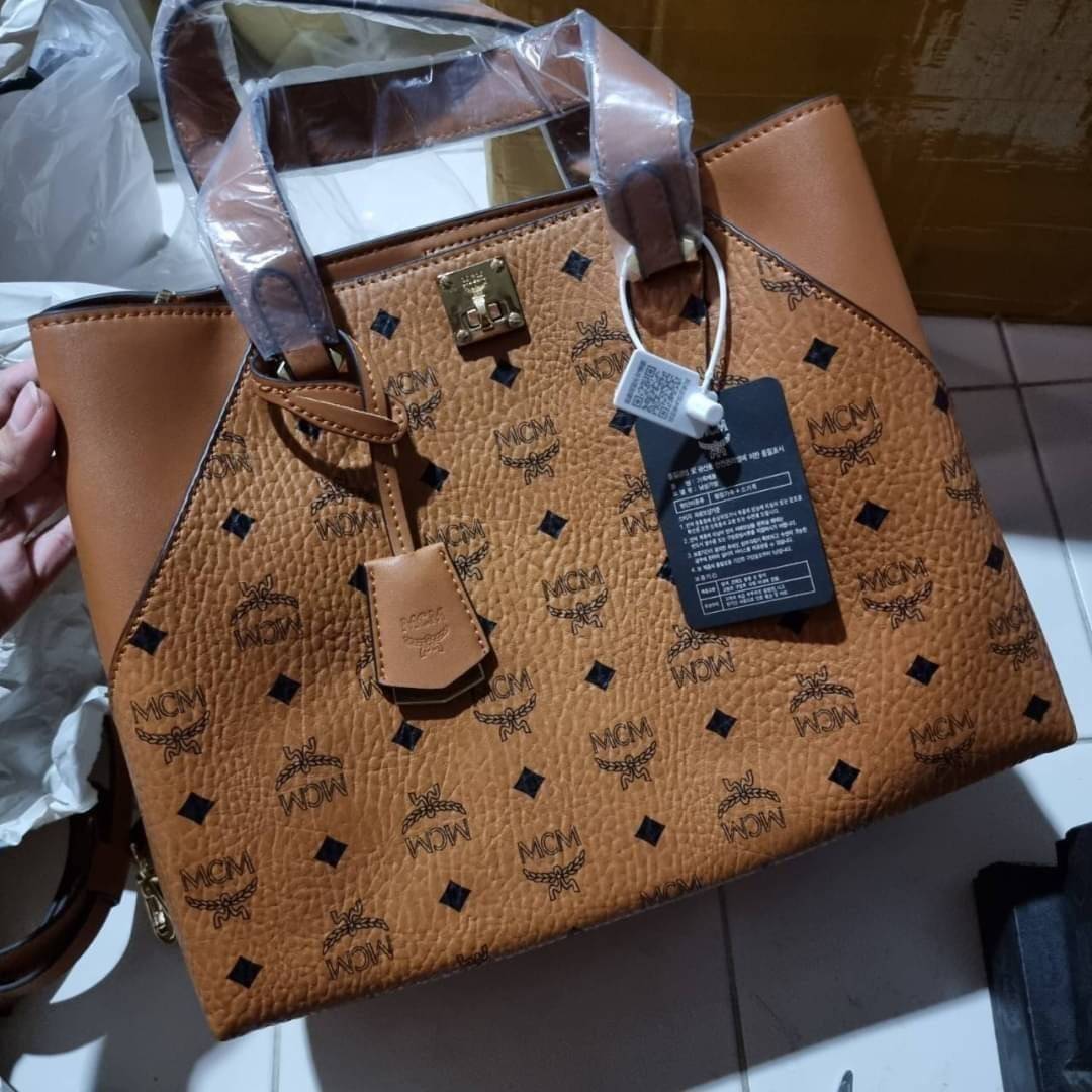 M.C.M ESSENTIAL TOTE IN VISETOS ความจุใจมาพร้อมเสิร์ฟแล้วจ้า ใครที่มองหากระเป๋าทรงโท้ทจุๆ ต้องใบนี้เลย!! กระเป๋าสะพายไหล่/ข้าง ดีไซน์ทรงสวยน่าใช้ วัสดุหนังแคนวาสสลับหนังแท้ ปากกระเป๋ามีตัวบิดล็อคแน่นหนากันของหล่นออกจากกระเป๋า ภายในโล่งกว้าง แบ่งสัดส่วนอย่