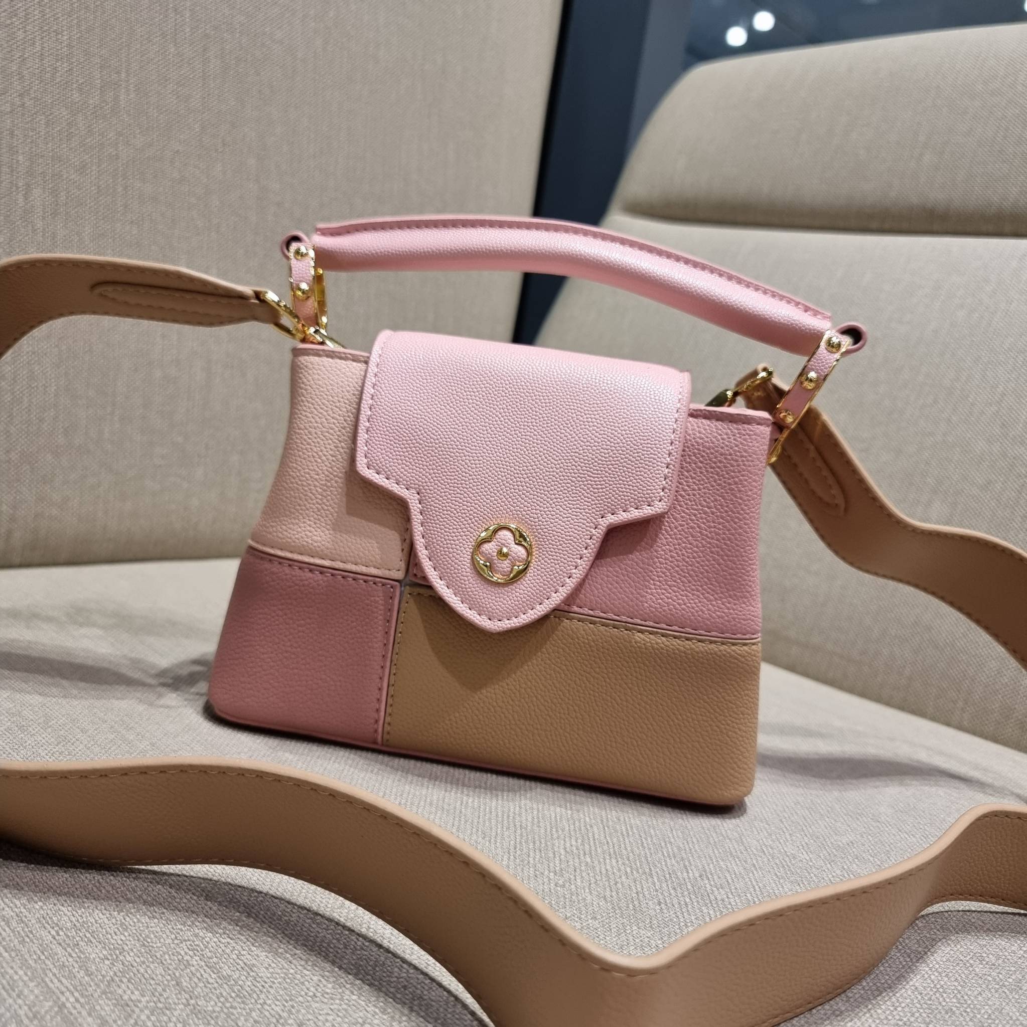 LV capucines mini top handle VIP ที่สุดของความสวยในราคาเบาๆ กระเป๋าถือสุดหรู ดีไซน์ทรงคลาสสิค ที่รอบนี้มาในไซส์มินิ ดีงามม้ากกกก!! มาพร้อมหูจับในตัว ด้วยรูปทรงวินเทจและวัสดุหนังลูกวัว ขับผิว ทำให้ไอเท็มนี้สะกดทุกสายตาจริงๆ และยังมีลูกเล่นที่ฝาปิดกระเป๋า ท