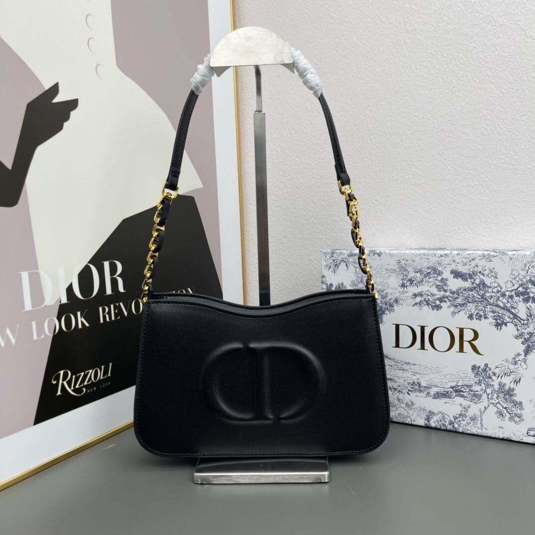 CD SIGNATURE HOBO MINI BAG leather Black / Dior Bag พร้อมส่ง กระเป๋าสะพายทรงโฮโบ รุ่นใหม่ล่าสุด Winter 2023 สวยหรูหราเป็นเอกลักษณ์แบรนด์ **สินค้าเกรดออริจินอล 1:1 สลับแท้